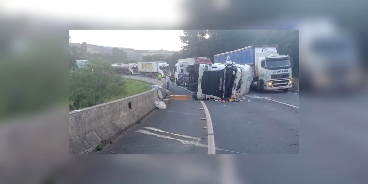 Motorista tem ferimentos após caminhão carregado com frango tombar na BR-376, em Ponta Grossa