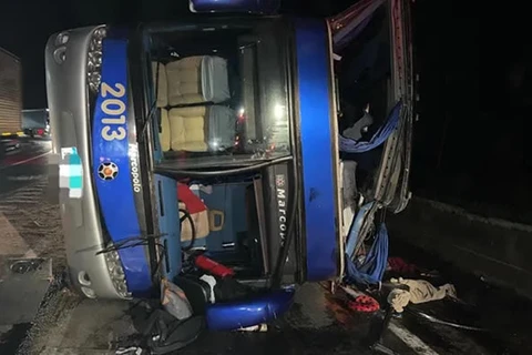 Ônibus com romeiros da Lapa tomba na Régis Bittencourt e deixa ao menos três mortes