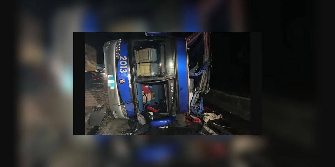 Ônibus com romeiros da Lapa tomba na Régis Bittencourt e deixa ao menos três mortes