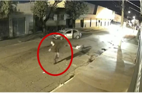 VIDEO: Homem capota veículo e foge, abandonando passageira grávida, em GO
