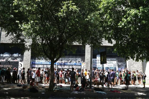 No Rio, "fila da fome" reúne pessoas sem teto em busca de comida