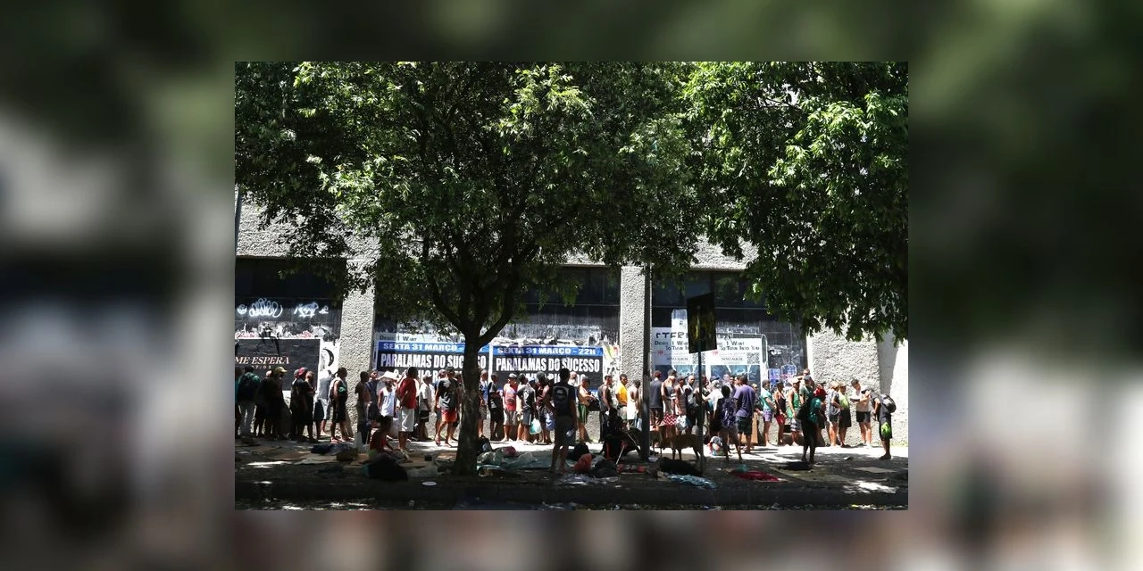 No Rio, "fila da fome" reúne pessoas sem teto em busca de comida