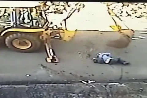 Imagens fortes: Homem atropela e mata colega de trabalho com retroescavadeira