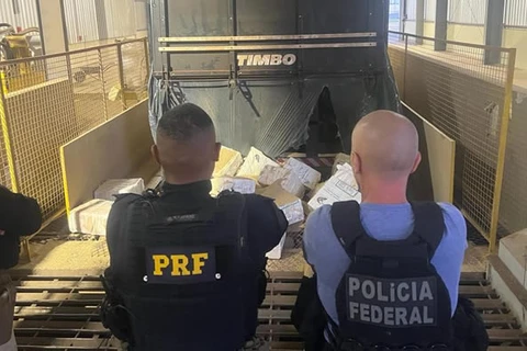 Em ação conjunta, PRF e PF apreendem carreta com drogas