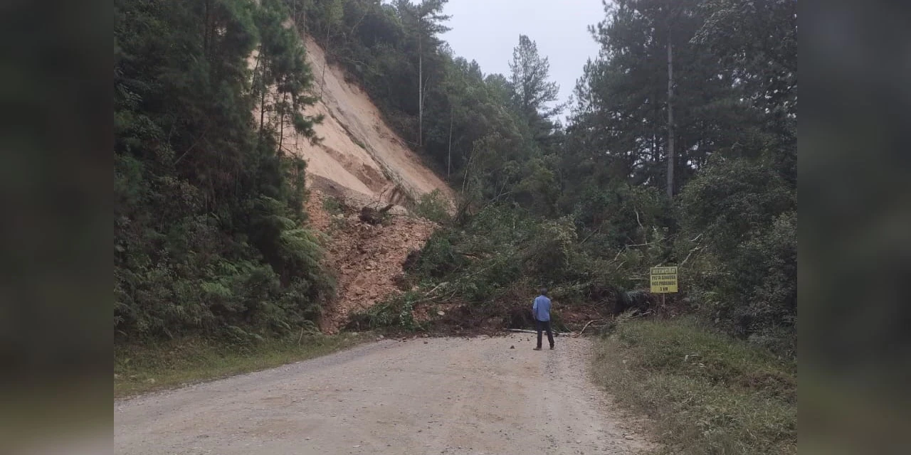 Queda de barreira bloqueia rodovia entre Doutor Ulysses e Jaguariaíva
