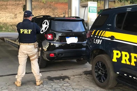 Carro furtado no RJ é recuperado, em Imbaú; motorista foi preso