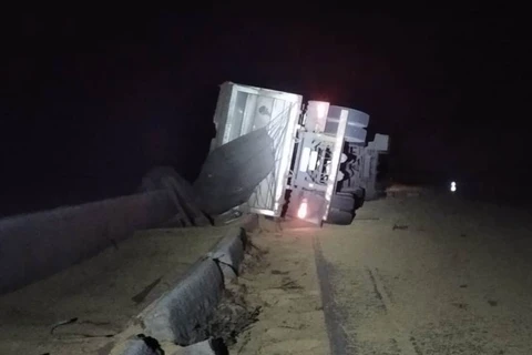 Caminhão carregado de soja tomba e motorista morre em Tibagi