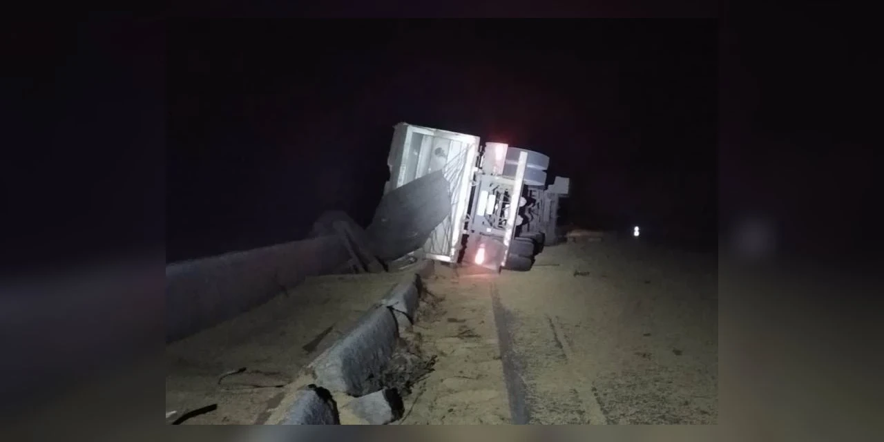 Caminhão carregado de soja tomba e motorista morre em Tibagi