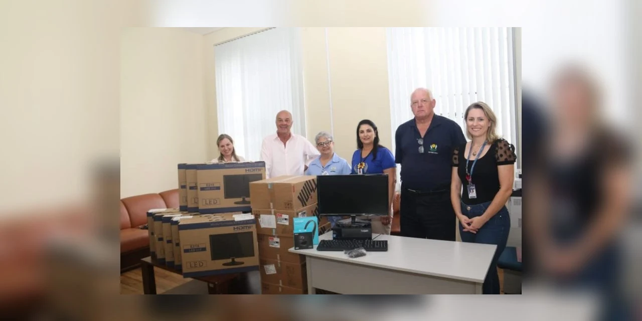 Prefeitura entrega 10 computadores para a APAE
