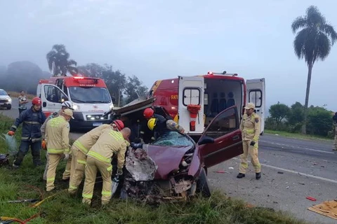 Batida frontal entre bitrem e automóvel deixa três pessoas gravemente feridas, em Imbituva