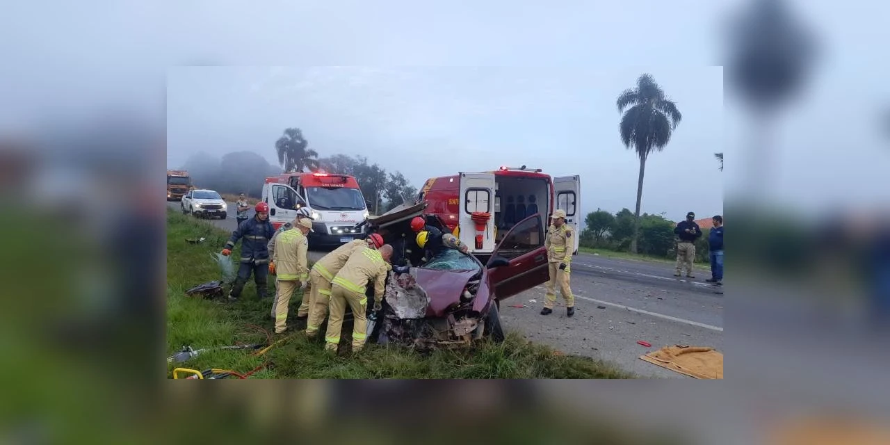 Batida frontal entre bitrem e automóvel deixa três pessoas gravemente feridas, em Imbituva