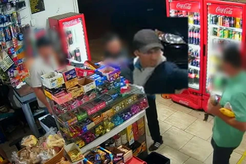 Vídeo mostra momento em que ladrão rende clientes e funcionários de mercado em PG