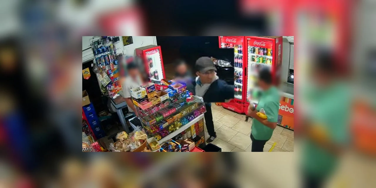 Vídeo mostra momento em que ladrão rende clientes e funcionários de mercado em PG