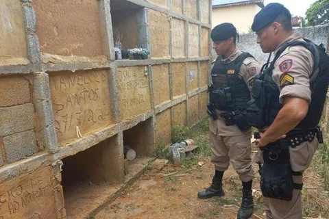Mulher teria sido enterrada viva por vingança, diz polícia