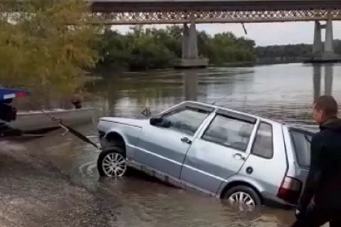 Carro é encontrado submerso no Rio Iguaçu; casal continua desaparecido