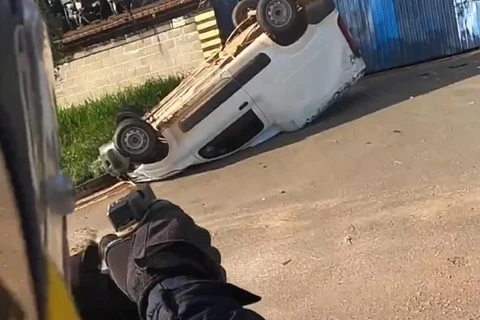 VIDEO: Adolescente tenta fugir da PRF e capota veículo no Paraná