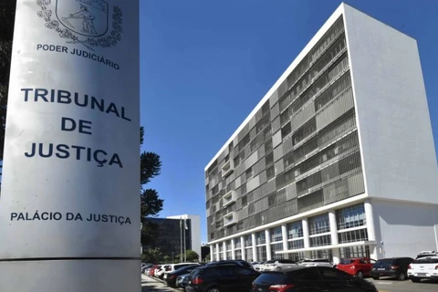 Justiça condena médico por racismo social com homofobia e transfobia