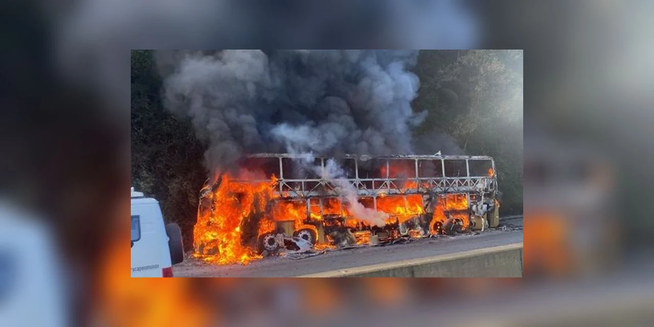 Ônibus de turismo queima na BR 277, em Morretes