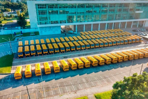 Governador entrega mais 173 ônibus escolares para a rede pública do Paraná