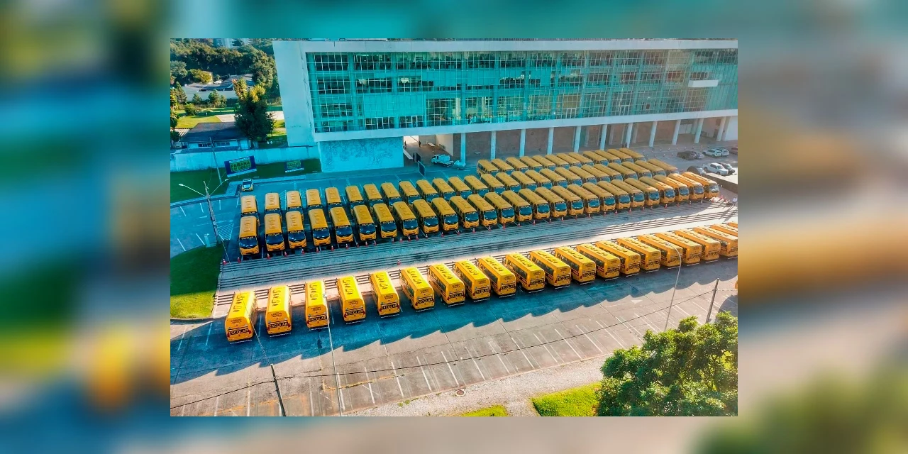 Governador entrega mais 173 ônibus escolares para a rede pública do Paraná