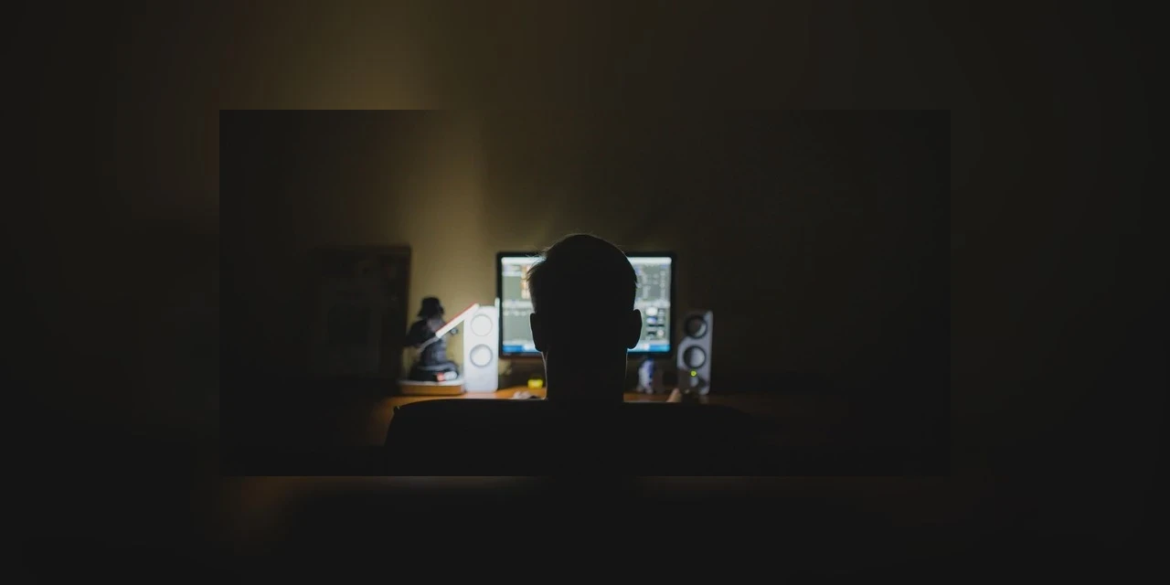 Homem que usava perfil falso para coagir adolescente a praticar atos libidinosos é condenado a 11 anos de prisão