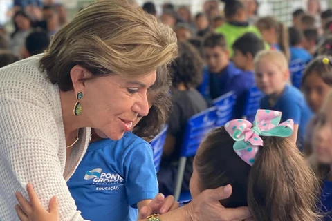 Prefeita Elizabeth anuncia 'botão do pânico' em escolas de PG