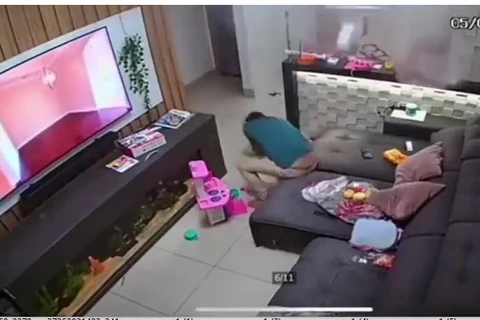 Vídeo mostra explosão de panela de pressão; pai protege criança; assista!