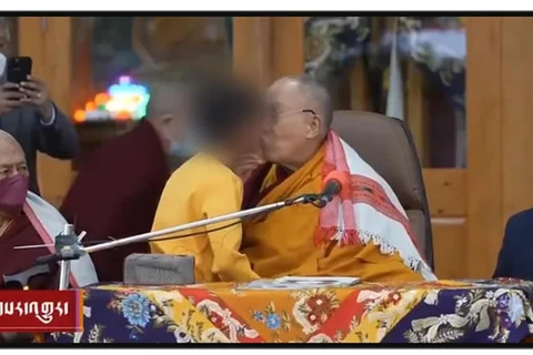 Dalai Lama pede desculpas após pedir para menino “chupar” sua língua