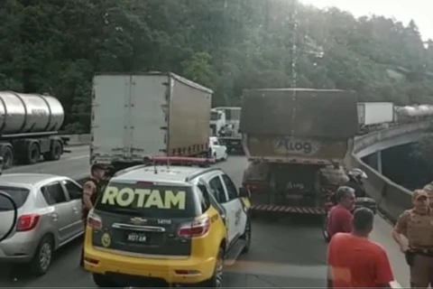 Perseguição policial e tiroteio fecha trecho da BR-277, no Paraná