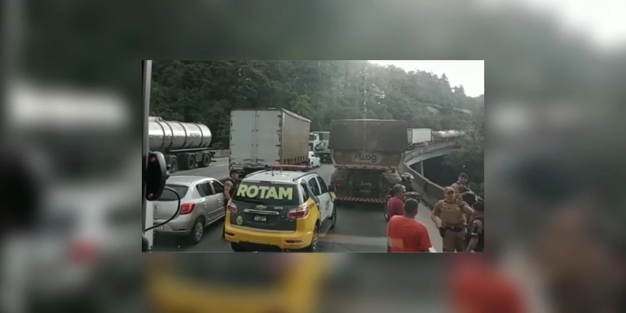 Perseguição policial e tiroteio fecha trecho da BR-277, no Paraná