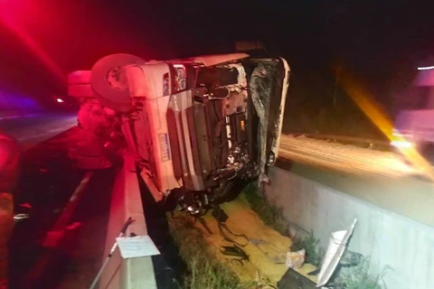 Caminhoneiro morre após tombar carreta na BR-376, em Tibagi