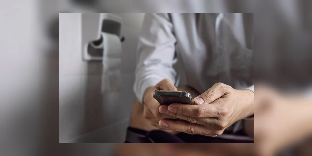 Ficar muito tempo no vaso aumenta risco de hemorroidas