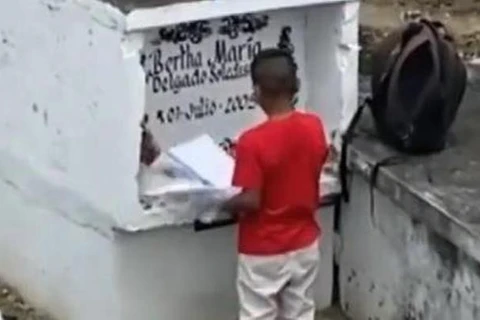 Vídeo: menino visita túmulo para mostrar boletim escolar para a mãe