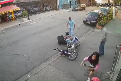 Ladrão tenta roubar mulher e é agredido por populares em SP; veja vídeo