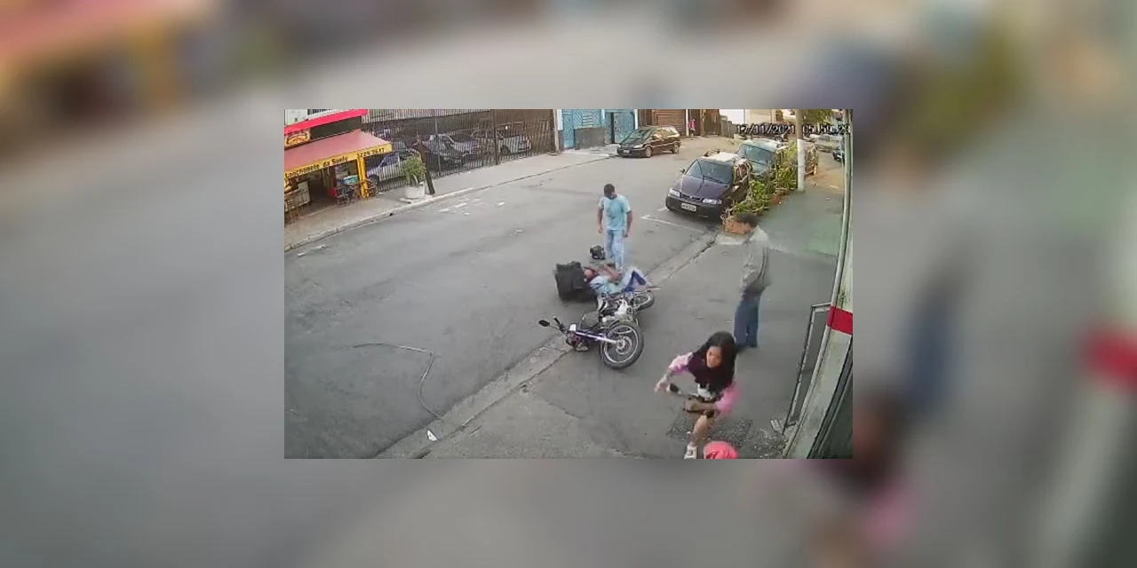 Ladrão tenta roubar mulher e é agredido por populares em SP; veja vídeo