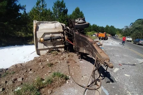 Colisão entre dois caminhões deixa vitima em estado grave, em Tibagi
