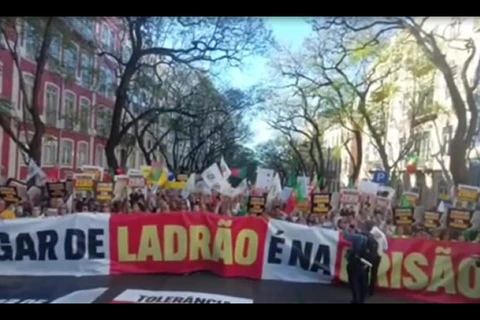 Lula é alvo de protestos em Portugal: ‘lugar de ladrão é na prisão’