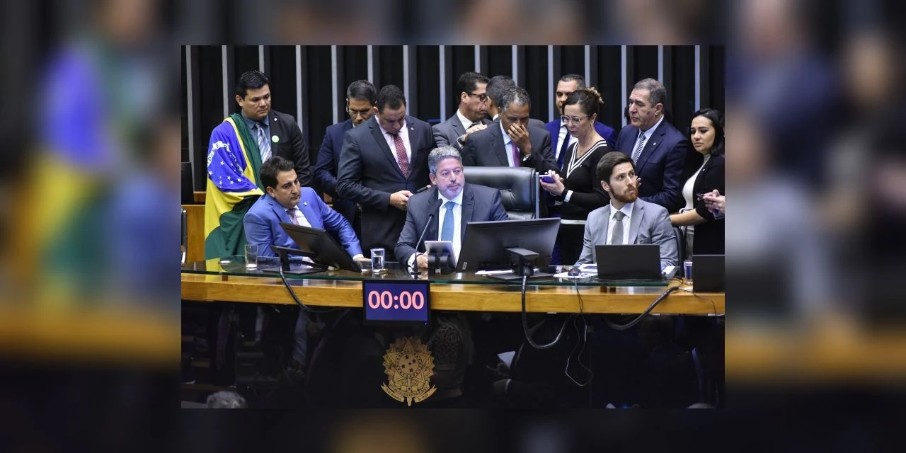 Projeto das fake news tem urgência aprovada e irá a voto na próxima terça