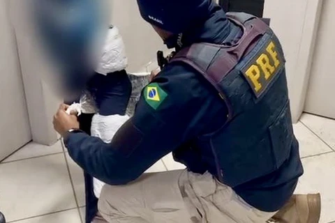 PRF prende duas mulheres com drogas e celulares escondidos junto ao corpo no Paraná