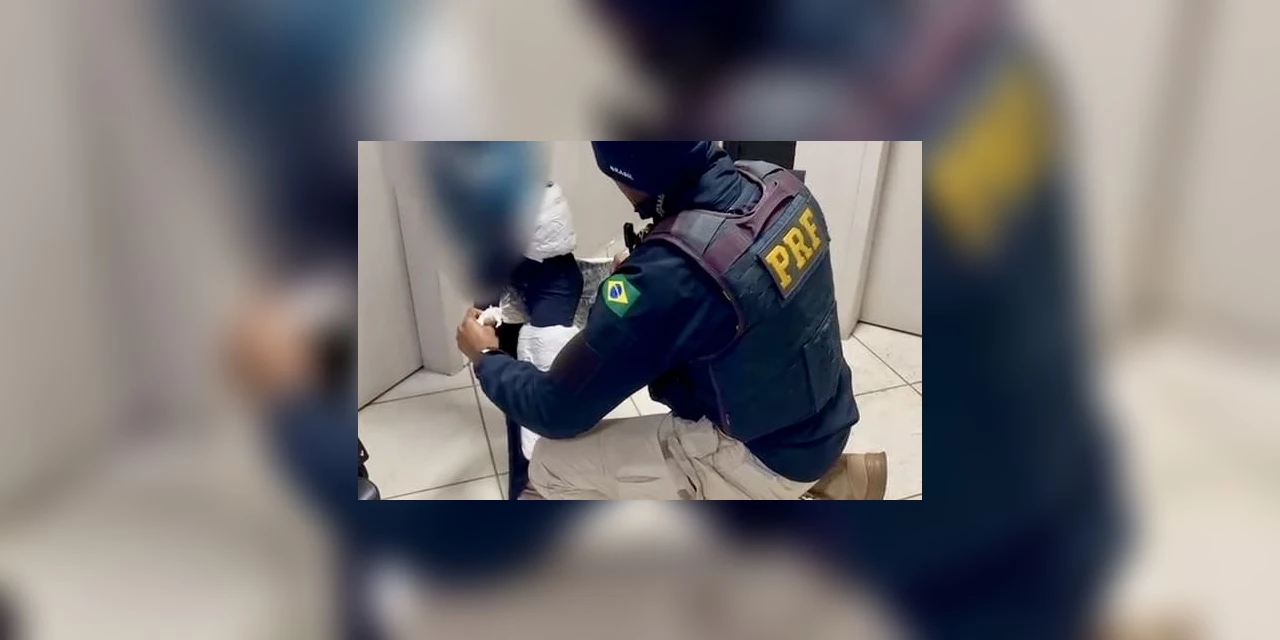 PRF prende duas mulheres com drogas e celulares escondidos junto ao corpo no Paraná