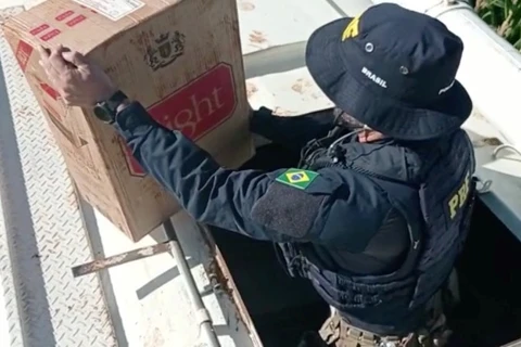 Após perseguição, PRF apreende caminhão carregado com 200 mil maços de cigarros contrabandeados; assista!