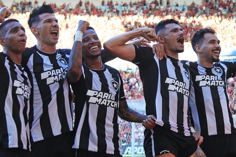 Botafogo vence Flamengo em jogo pegado e lidera Brasileirão