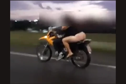 Mulher seminua é flagrada em garupa de moto na BR-101 em SC; veja!