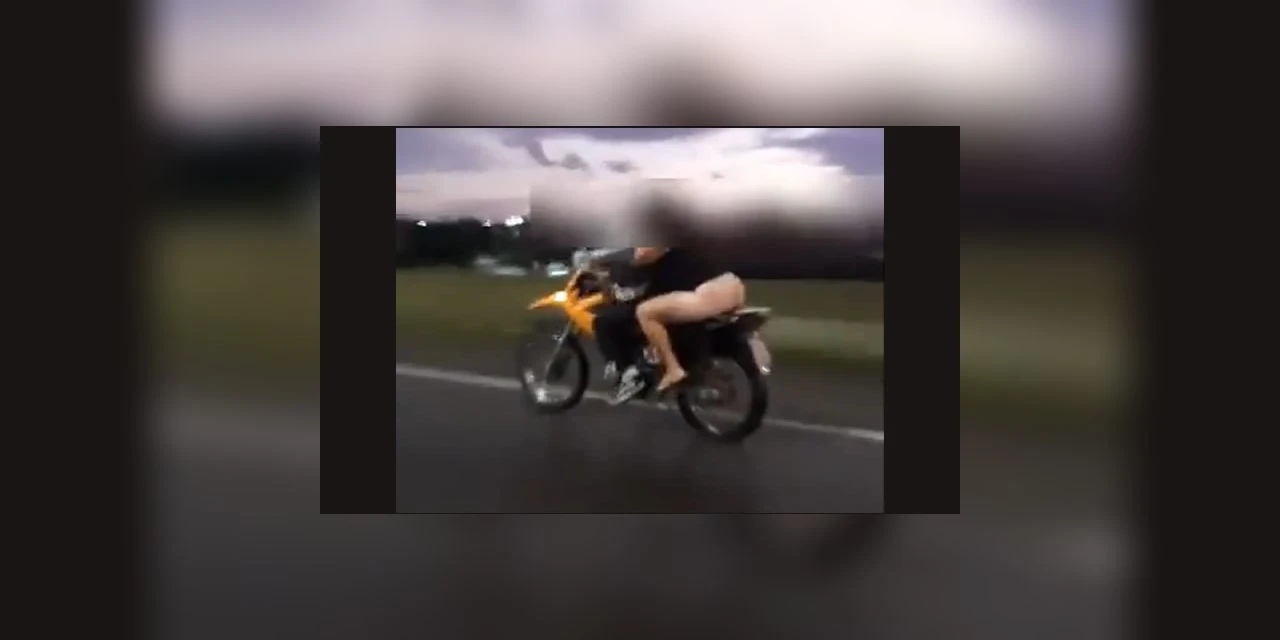 Mulher seminua é flagrada em garupa de moto na BR-101 em SC; veja!
