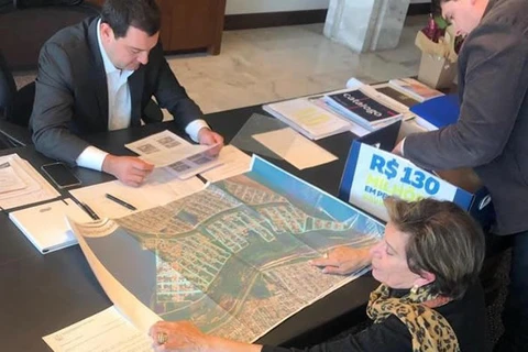 Elizabeth leva R$ 130 milhões em projetos de infraestrutura para o governador Ratinho Jr