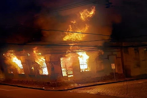 VIDEO: Incêndio destrói hotel e mobiliza Corpo de Bombeiros, em PG