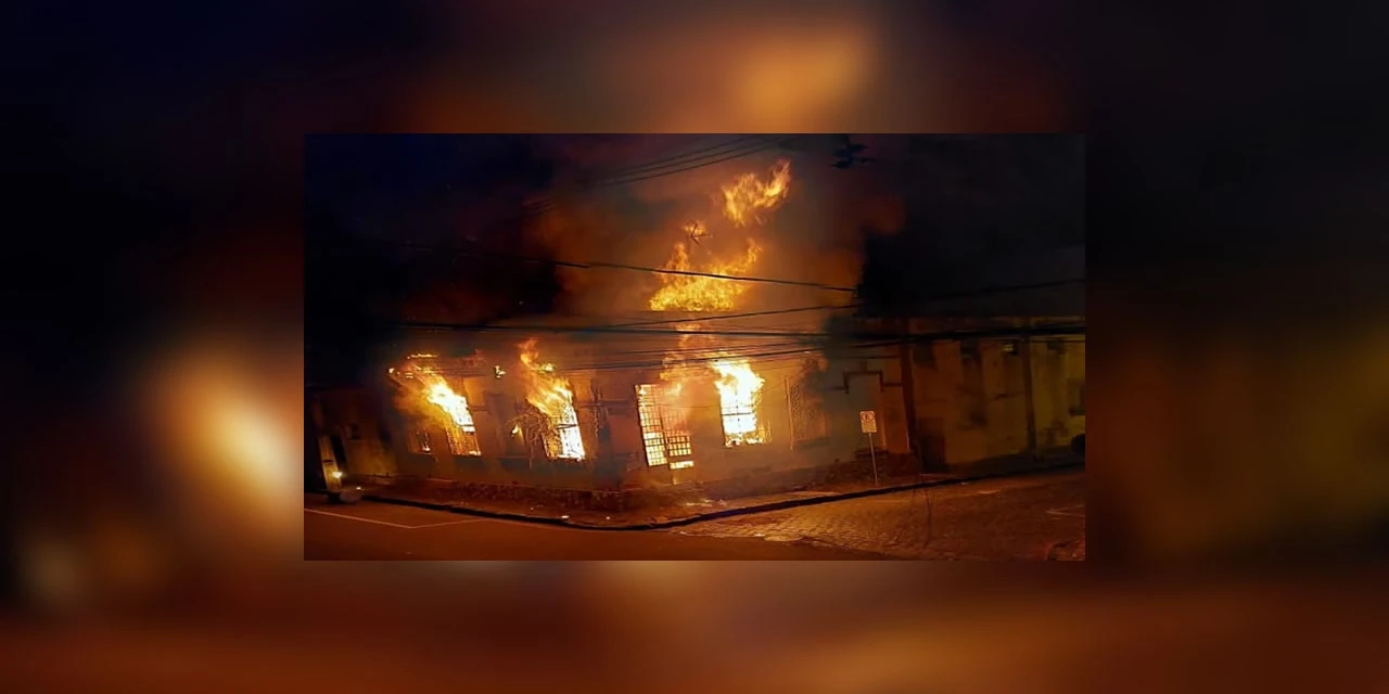 VIDEO: Incêndio destrói hotel e mobiliza Corpo de Bombeiros, em PG