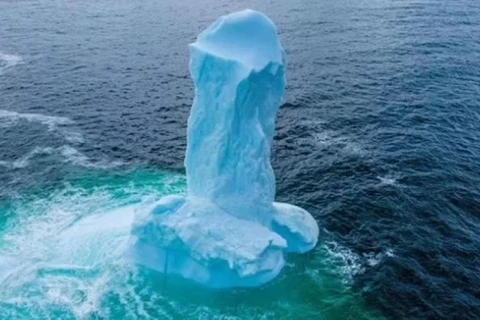Iceberg com formato fálico chama atenção de fotógrafo e imagem viraliza na internet