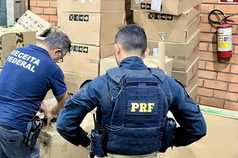 PRF e Receita Federal apreendem mais de 2 toneladas de celulares no Paraná; Assista