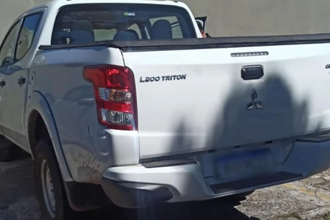 Suspeito de roubo foge ao avistar a PM e camionete é apreendida